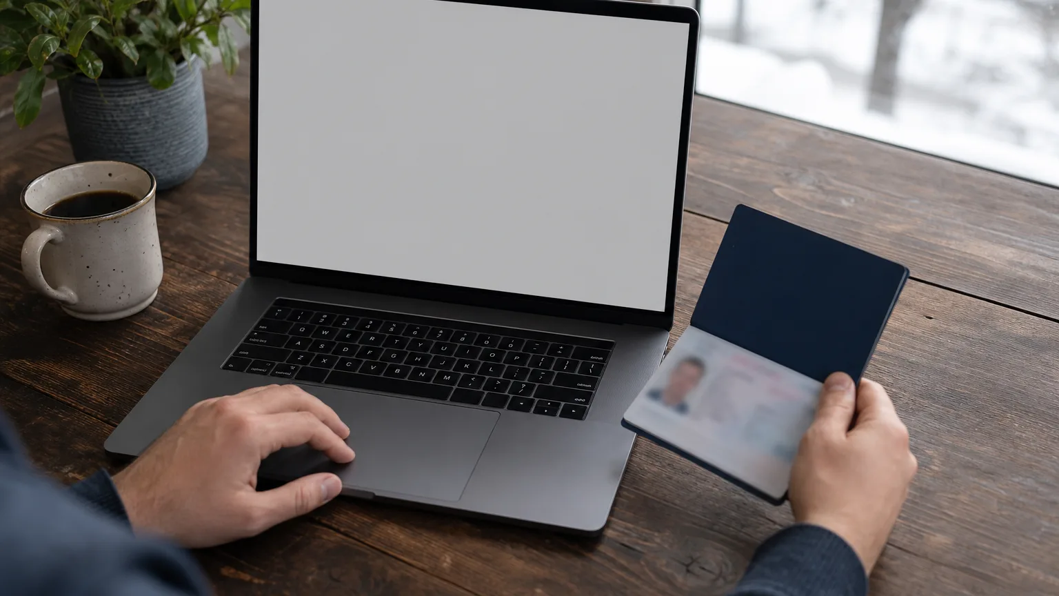 Vyplňování kanadské eTA na notebooku s otevřenou datovou stránkou pasu
